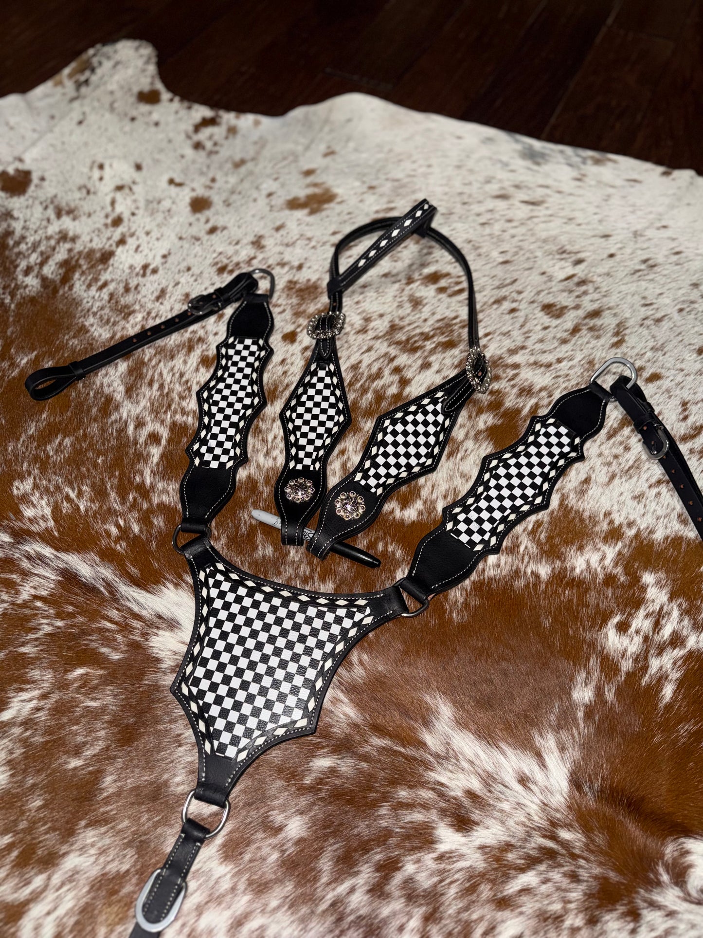 Checkered Tack set